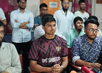 ক্লাস না ফেরার সিদ্ধান্তে অনঢ় ঢামেক শিক্ষার্থীরা