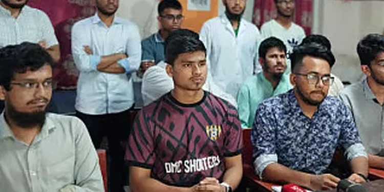 ক্লাস না ফেরার সিদ্ধান্তে অনঢ় ঢামেক শিক্ষার্থীরা