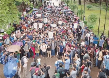 তিন দফা দাবিতে বুয়েট শিক্ষার্থীদের অবস্থান কর্মসূচি