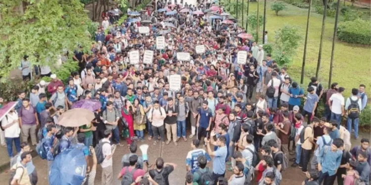 তিন দফা দাবিতে বুয়েট শিক্ষার্থীদের অবস্থান কর্মসূচি