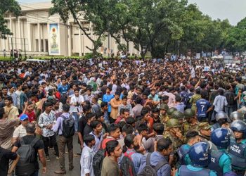 উপদেষ্টার পদত্যাগের দাবিতে সচিবালয়ের সামনে শিক্ষার্থীদের বিক্ষোভ, পুলিশের এ্যাকশন