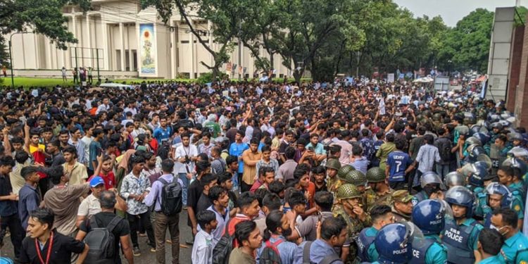 উপদেষ্টার পদত্যাগের দাবিতে সচিবালয়ের সামনে শিক্ষার্থীদের বিক্ষোভ, পুলিশের এ্যাকশন