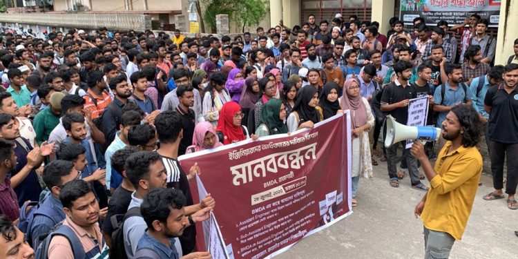 বিএমডিএ প্রধান কার্যালয়ের সামনে রুয়েট শিক্ষার্থীদের বিক্ষোভ!
