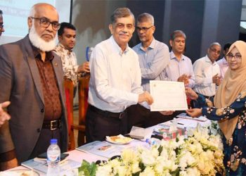 শিক্ষক, মা-বাবাকে ফুল দিয়ে কৃতজ্ঞতা জানাতে শিক্ষার্থীদের প্রতি অনুরোধ শিক্ষা উপদেষ্টার