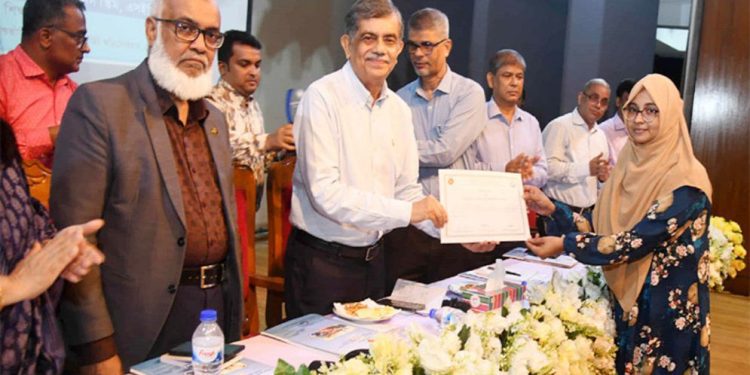 শিক্ষক, মা-বাবাকে ফুল দিয়ে কৃতজ্ঞতা জানাতে শিক্ষার্থীদের প্রতি অনুরোধ শিক্ষা উপদেষ্টার