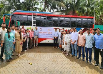 সিআইইউ শিক্ষার্থীদের কেডিএস টেক্সটাইল পরিদর্শন