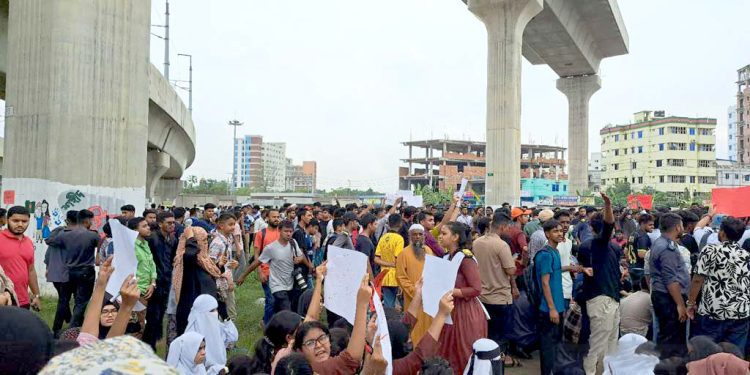 ৬ দাবিতে মাইলস্টোন শিক্ষার্থীদের রাস্তায় বিক্ষোভ