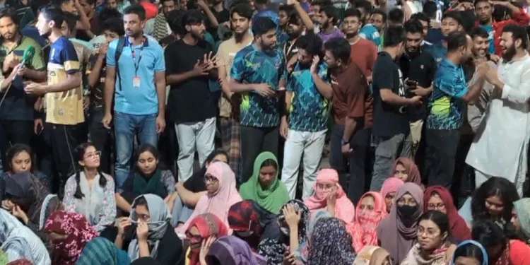 ছাত্ররাজনীতি নিষিদ্ধ কার্যকরের দাবিতে উত্তাল ঢাবি ক্যাম্পাস !