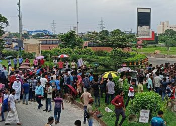 যমুনা সেতু পশ্চিম মহাসড়ক অবরোধ করেছেন রবীন্দ্র বিশ্ববিদ্যালয়ের শিক্ষার্থীরা