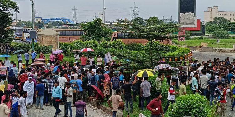 যমুনা সেতু পশ্চিম মহাসড়ক অবরোধ করেছেন রবীন্দ্র বিশ্ববিদ্যালয়ের শিক্ষার্থীরা