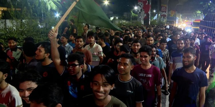 শিক্ষা উপদেষ্টার আশ্বাসে ক্যাম্পাসে ফিরলেন বুয়েট শিক্ষার্থীরা