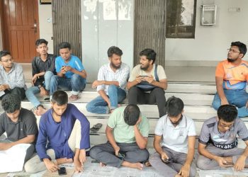 পাবিপ্রবিতে সিট বন্টনে অনিয়মের প্রতিবাদে আমরণ অনশনে ৫ ছাত্র