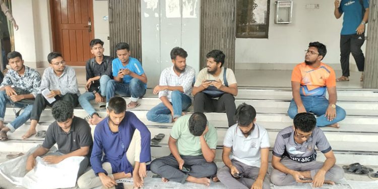 পাবিপ্রবিতে সিট বন্টনে অনিয়মের প্রতিবাদে আমরণ অনশনে ৫ ছাত্র