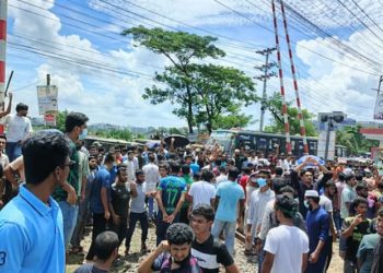 ডিপ্লোমা শিক্ষার্থীদের বনলতা ট্রেন আটকে বিক্ষোভ