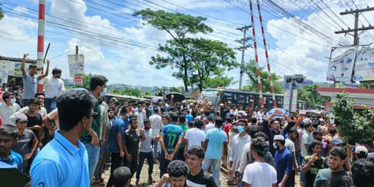 ডিপ্লোমা শিক্ষার্থীদের বনলতা ট্রেন আটকে বিক্ষোভ