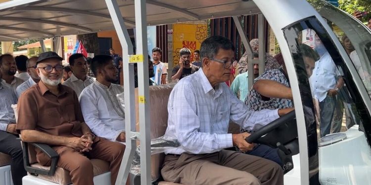 চবিতে শিক্ষার্থীদের জন্য পরিবেশবান্ধব ‘ই-কার’ সেবা চালু