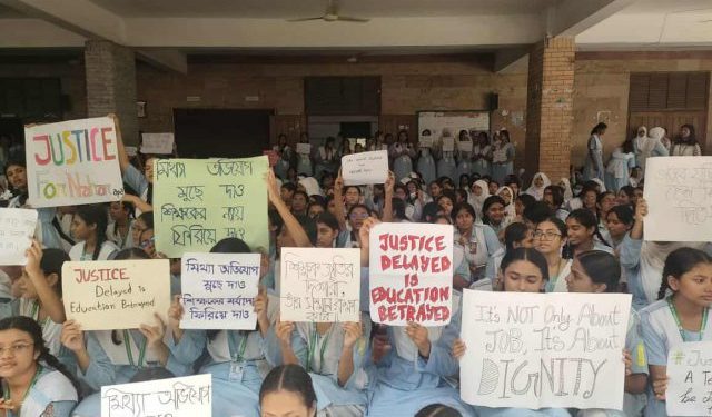 ভিকারুননিসার বরখাস্ত হওয়া শিক্ষিকার বহালের দাবীতে ছাত্রীদের মিছিল ও সমাবেশ