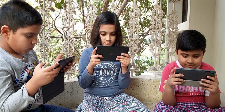 স্ক্রিনে আবদ্ধ শৈশব, স্মার্টফোন নির্ভরতা কি নতুন ব্যাধি?