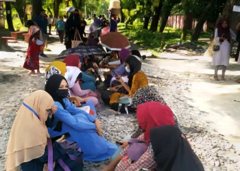 বাংলাদেশ কৃষি বিশ্ববিদ্যালয়ের শিক্ষার্থীদের রেলপথ অবরোধ চলছে