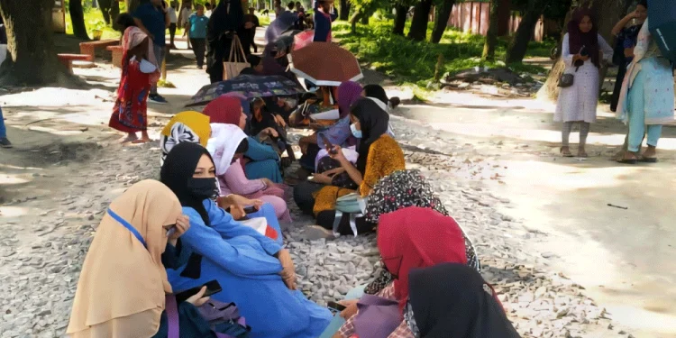 বাংলাদেশ কৃষি বিশ্ববিদ্যালয়ের শিক্ষার্থীদের রেলপথ অবরোধ চলছে