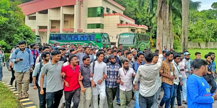 আন্দোলনের মুখে শিক্ষার্থীদের দাবি মেনে নিল আইআইইউসি