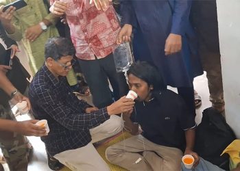উপাচার্যের আশ্বাসে ৫৩ ঘণ্টা পর অনশন ভাঙলেন চবির ৯ শিক্ষার্থী