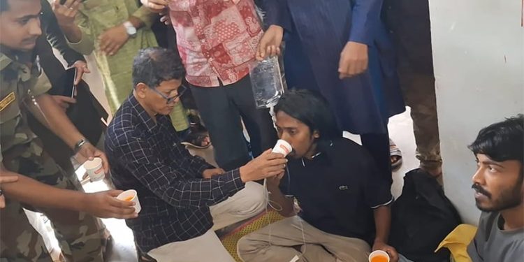 উপাচার্যের আশ্বাসে ৫৩ ঘণ্টা পর অনশন ভাঙলেন চবির ৯ শিক্ষার্থী