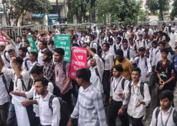 ছয় দফা দাবিতে সড়ক অবরোধ করেছেন পলিটেকনিক ইনস্টিটিউটের শিক্ষার্থীরা