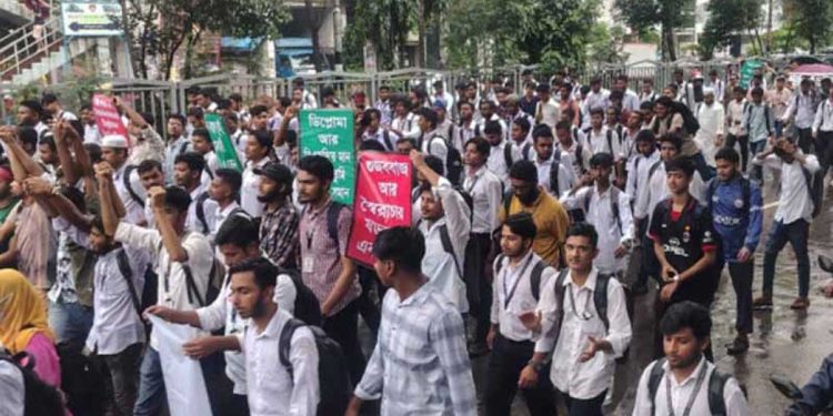 ছয় দফা দাবিতে সড়ক অবরোধ করেছেন পলিটেকনিক ইনস্টিটিউটের শিক্ষার্থীরা