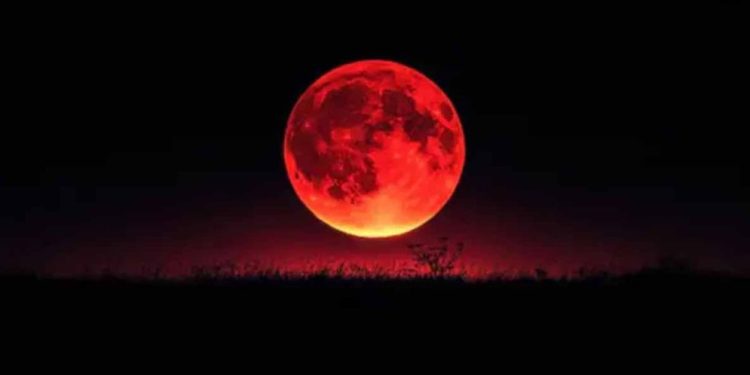 বিশ্বজুড়ে ৮২ মিনিটের ‘ব্লাড মুন’ দেখলো কোটি মানুষ
