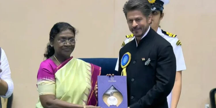 ৩৩ বছরের অভিনয়জীবনের শেষে জাতীয় চলচ্চিত্র পুরস্কার পেলেন বলিউড কিং !