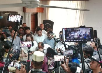 ডাকসু ও হল সংসদের অতীতের সব ফান্ডের হিসাব নিতে রেজিস্ট্রার বিল্ডিং ঘেরাও