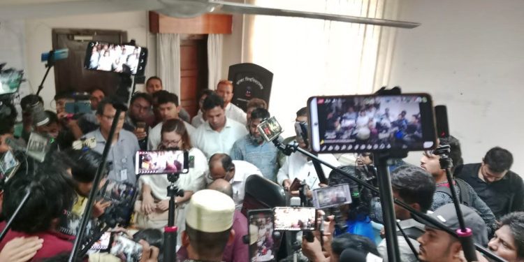 ডাকসু ও হল সংসদের অতীতের সব ফান্ডের হিসাব নিতে রেজিস্ট্রার বিল্ডিং ঘেরাও