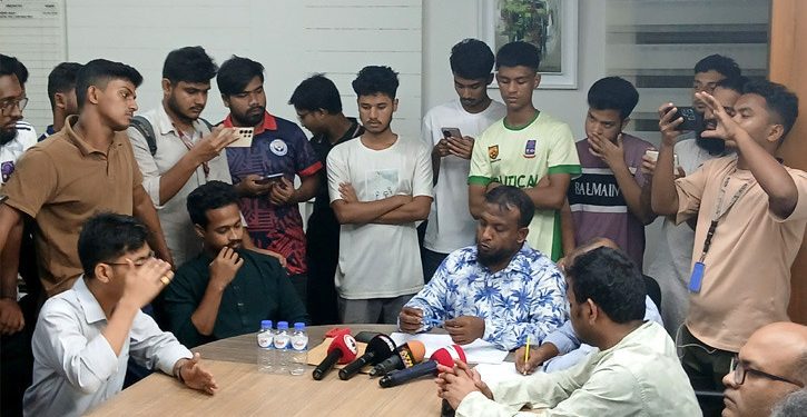 ঢাবি ক্যাম্পাসে উচ্ছেদ অভিযানের বিরুদ্ধে মিছিলকারী শিক্ষার্থীকে শোকজের সিদ্ধান্ত