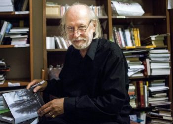 সাহিত্যে নোবেল পুরস্কার অর্জন করেছেন হাঙ্গেরির প্রখ্যাত লেখক লাসলো ক্রাসনাহোরকাই