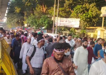 আজ দুপুর দুইটার আগে শহীদ মিনার থেকে পদযাত্রা শুরু করলে শাহবাগ মোড়ে পৌঁছানোর আগেই পুলিশ ব্যারিকেড দিয়ে শিক্ষকদের থামানোর চেষ্টা করে। তবে শিক্ষকরা সেই ব্যারিকেড ভেঙে দুপুর ২টার পরপরই শাহবাগ মোড়ে এসে অবস্থান নেন। এরপর সেখানে তারা বিভিন্ন দাবি-দাওয়া নিয়ে সেখানে স্লোগান দিচ্ছেন ও কর্মসূচি চালিয়ে যান।