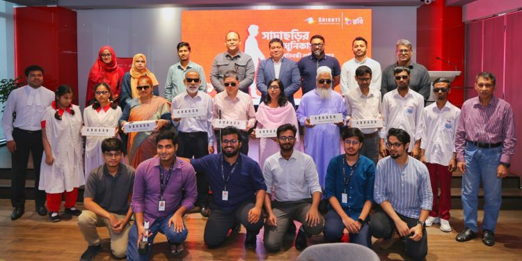 দৃষ্টি প্রতিবন্ধীদের ক্ষমতায়নে রবির স্মার্ট ছড়ি বিতরণ
