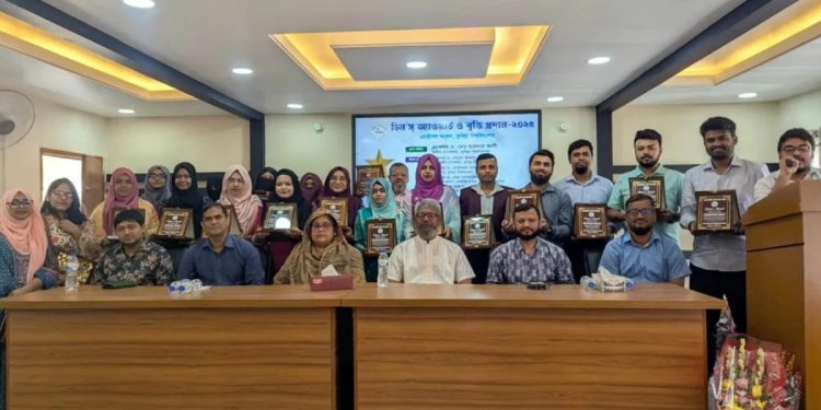 কুবির ৪৩ শিক্ষার্থীর ডিনস অ্যাওয়ার্ড ও বৃত্তি অর্জন