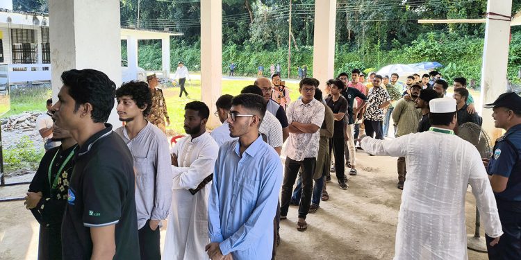 শান্তিপূর্ণ পরিবেশে চাকসু নির্বাচনের ভোটগ্রহণ চলছে
