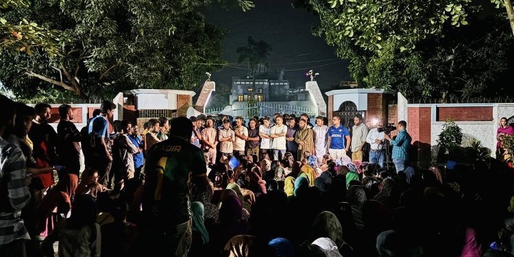 শিক্ষার্থী সায়মার মৃত্যুর বিচার দাবিতে উত্তাল রাবি ক্যাম্পাস, ভিসির আশ্বাস