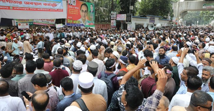 ২০ শতাংশ হারে বাড়ি ভাড়াসহ তিন দাবিতে হাজারো শিক্ষক-কর্মচারীর অবস্থান