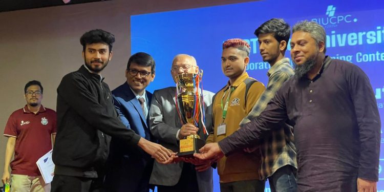 বিইউবিটি ইন্টার ইউনিভার্সিটি কোলাবরেটিভ প্রোগ্রামিং কনটেস্ট ২০২৫-এ চ্যাম্পিয়ন গ্রিন ইউনিভার্সিটি